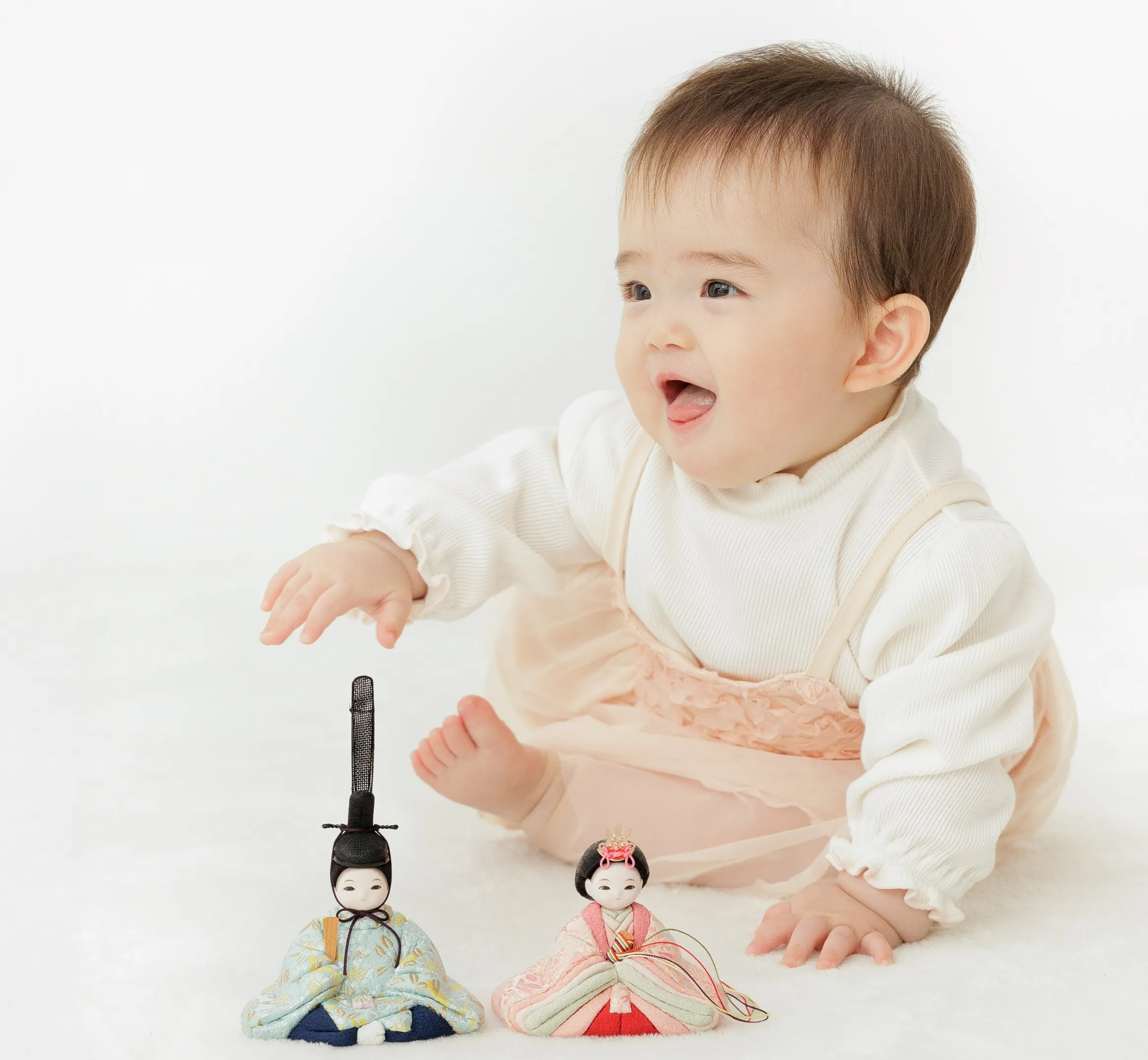 年齢別で完全マスター！雛人形との写真の撮り方｜0歳から小学生まで成長記録の残し方