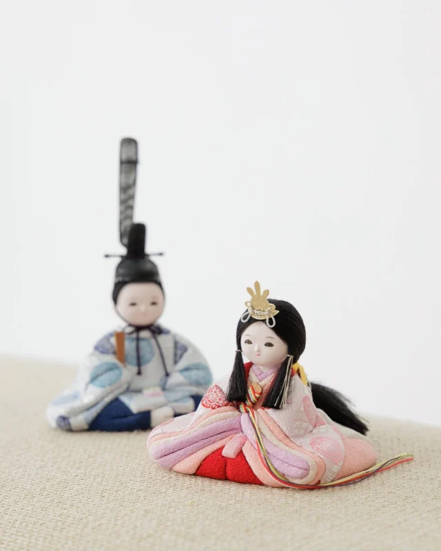 ひな壇二段目の「三人官女」とは？意味や役割、並び順を解説 | 株式