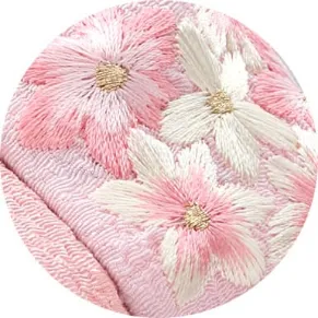 刺繍 さまざまな色に染められた糸を使用し、布面に模様を縫い込んだ美しい布地。