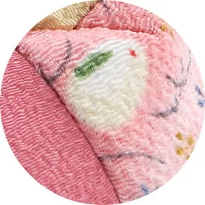 縮緬 ひねった糸を使用し、布面に特有のしぼりが出るように織った布地。