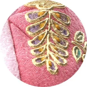 金彩蒔絵 純度の高い金を使用し、蒔絵師が一つひとつ描いた彩色。